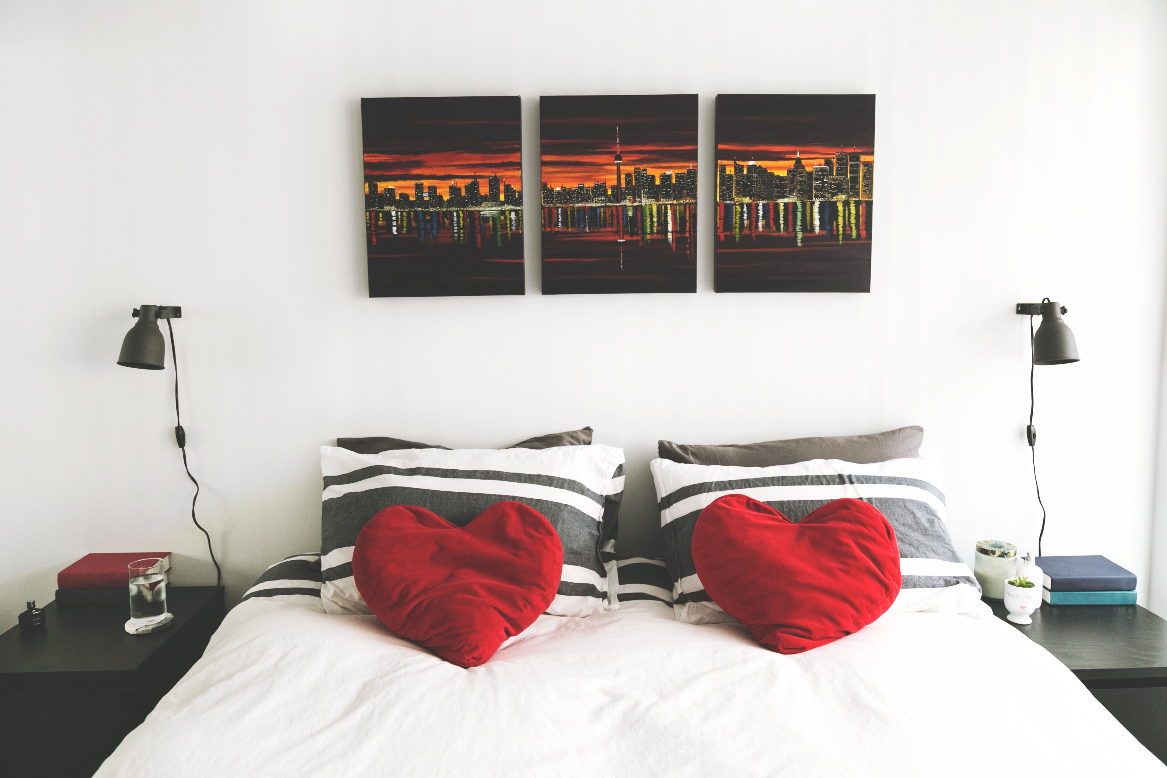 bedroom-with-heart-pillows