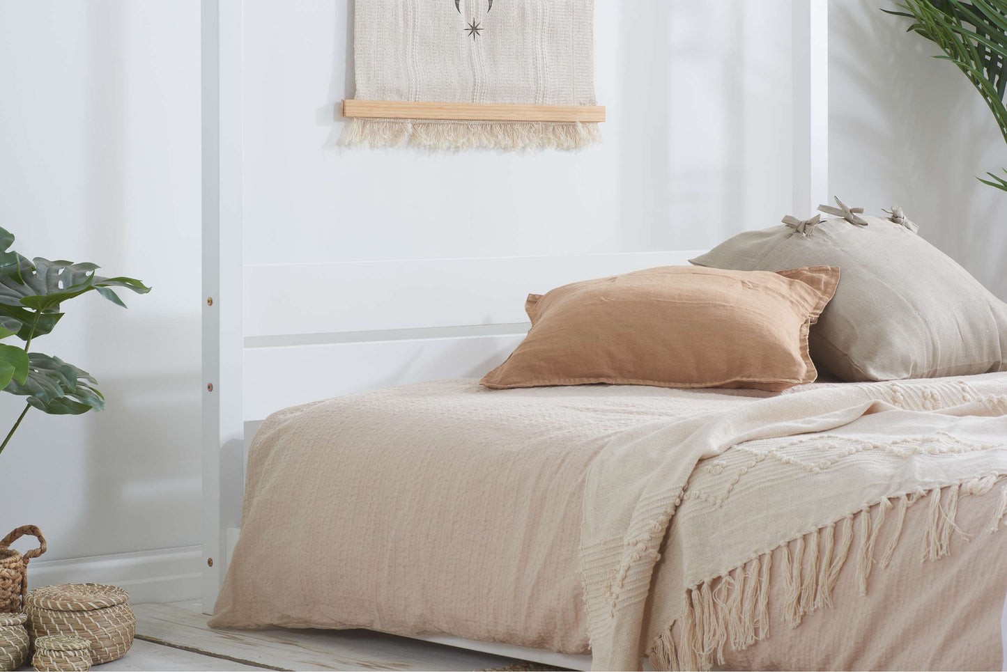 Darwin 4 Poster White Wooden Bed